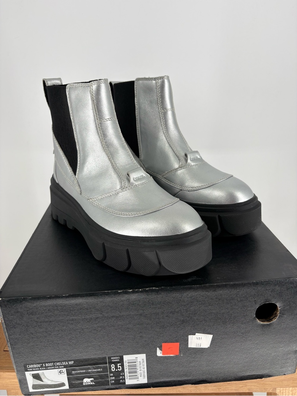 New SOREL Women’s Silver Platform CaribouX Boots size 8.5